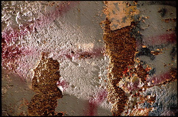 "Face à des Murs"