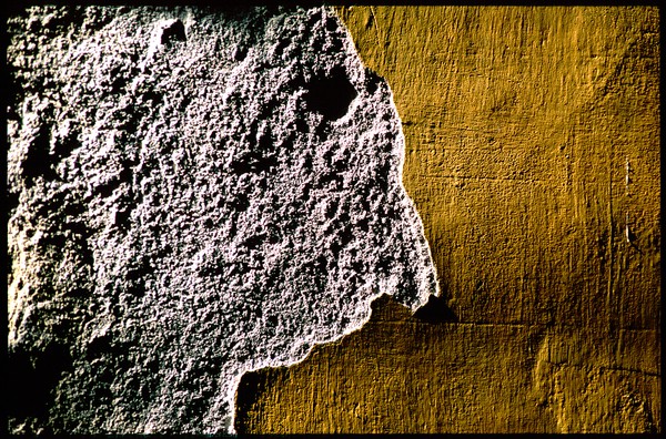 "Face à des Murs"