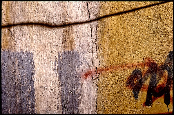 "Face à des Murs"