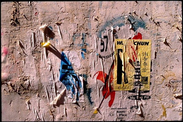 "Face à des Murs"