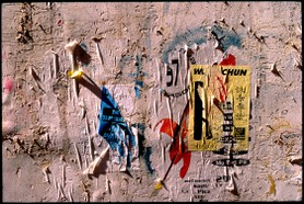 "Face à des Murs"