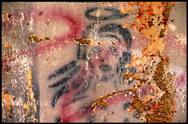 "Face à des Murs"