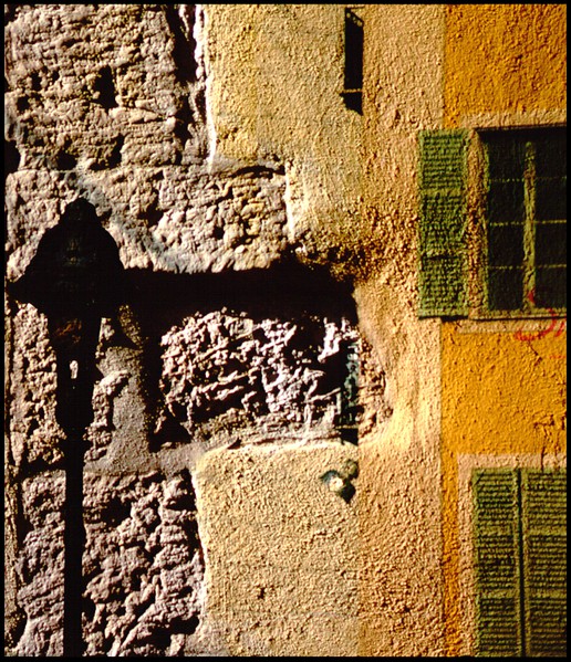 "Face à des Murs"