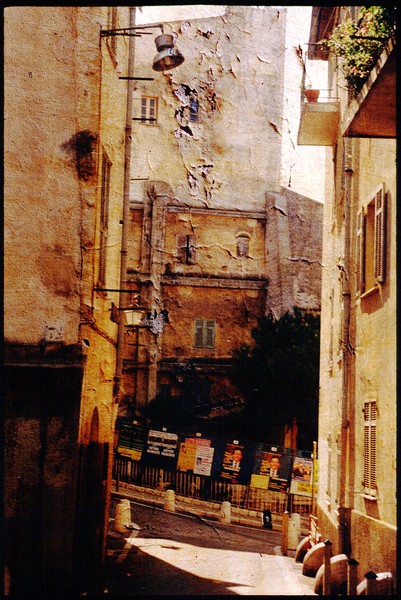 "Face à des Murs"