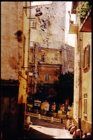 "Face à des Murs"