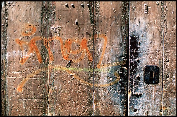 "Face à des Murs"