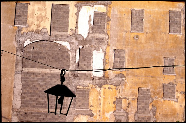"Face à des Murs"