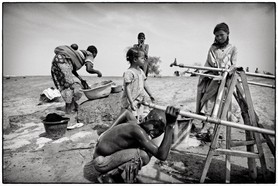 Un des points d'eau du camp de Mentao Sud. L'eau est fournie par la Croix-Rouge sous forme de ??? (j'ai oublié le nom des énormes sacs d'eau) acheminés par camions sur zone. Il a fallu instaurer des heures de distribution dont sont chargés les volontaires croix-rouge afin que ces réserves ne soient pas vidées trop rapidement.