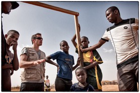Le rdelegué croix-rouge de Monaco en discussion avec des réfugiés du camp de Mentao centre, autour d'un point d'eau. Il est question de déplacer ces gens vers le camp de Mentao sud, mais ils s'y opposent pour des raisons ethniques et sociales.
