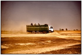 Arrivée de réfugiés maliens sur le camp de Mentao Sud. La frontière malienne se trouve à 40km au nord, des camions chargés de réfugiés affluent tous les jours.