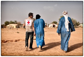 Le responsable croix-rouge effectue le tour du camp de Mentao nord en compagnie de chefs de fractions touaregs afin d'évaluer les besoins, lister les problèmes et d'ajuster l'action des volontaires en fonction.