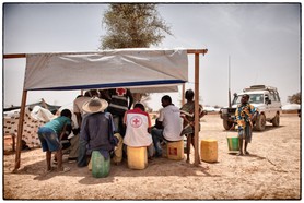 Distribution d'eau sur le camp de Mentao Nord. Il a fallu instaurer des heures de distribution afin que les réserves tiennent jusqu'au prochain réapprovisionnement par camion depuis la mare de Djibo.