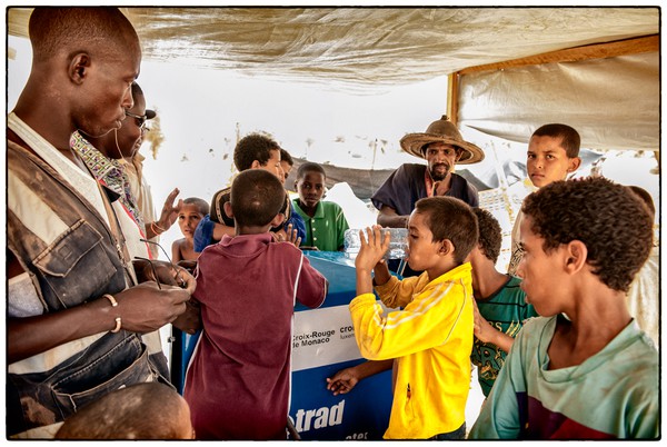 Distribution d'eau sur le camp de Mentao Nord. Il a fallu instaurer des heures de distribution afin que les réserves tiennent jusqu'au prochain réapprovisionnement par camion depuis la mare de Djibo.