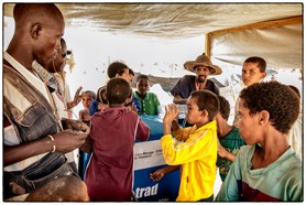 Distribution d'eau sur le camp de Mentao Nord. Il a fallu instaurer des heures de distribution afin que les réserves tiennent jusqu'au prochain réapprovisionnement par camion depuis la mare de Djibo.