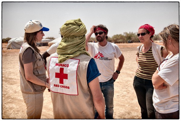 Les différentes ONG se concertent afin d'optimiser leurs actions sur le terrain. La situation évolue très vite sur le camp de Mentao et les moyens manquent.